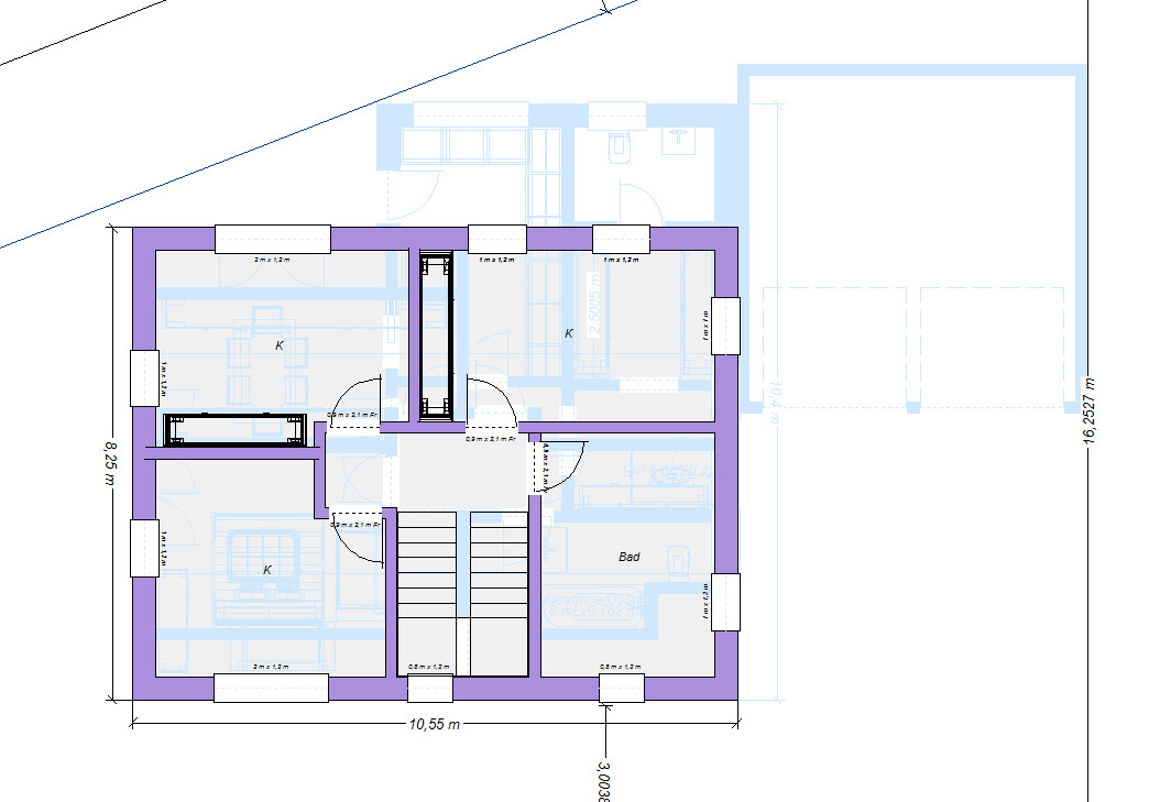 Grundriss eines Hauses mit mehreren Zimmern, Küchen (K) und Bad; Treppenhaus in der Mitte.