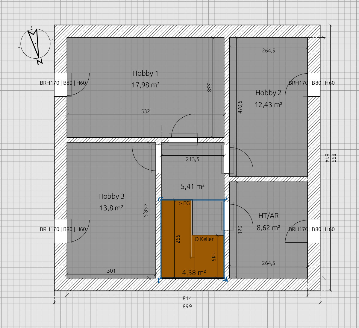 Grundriss eines Hauses mit vier Hobbyräumen; orange Kellerbereich im Zentrum.