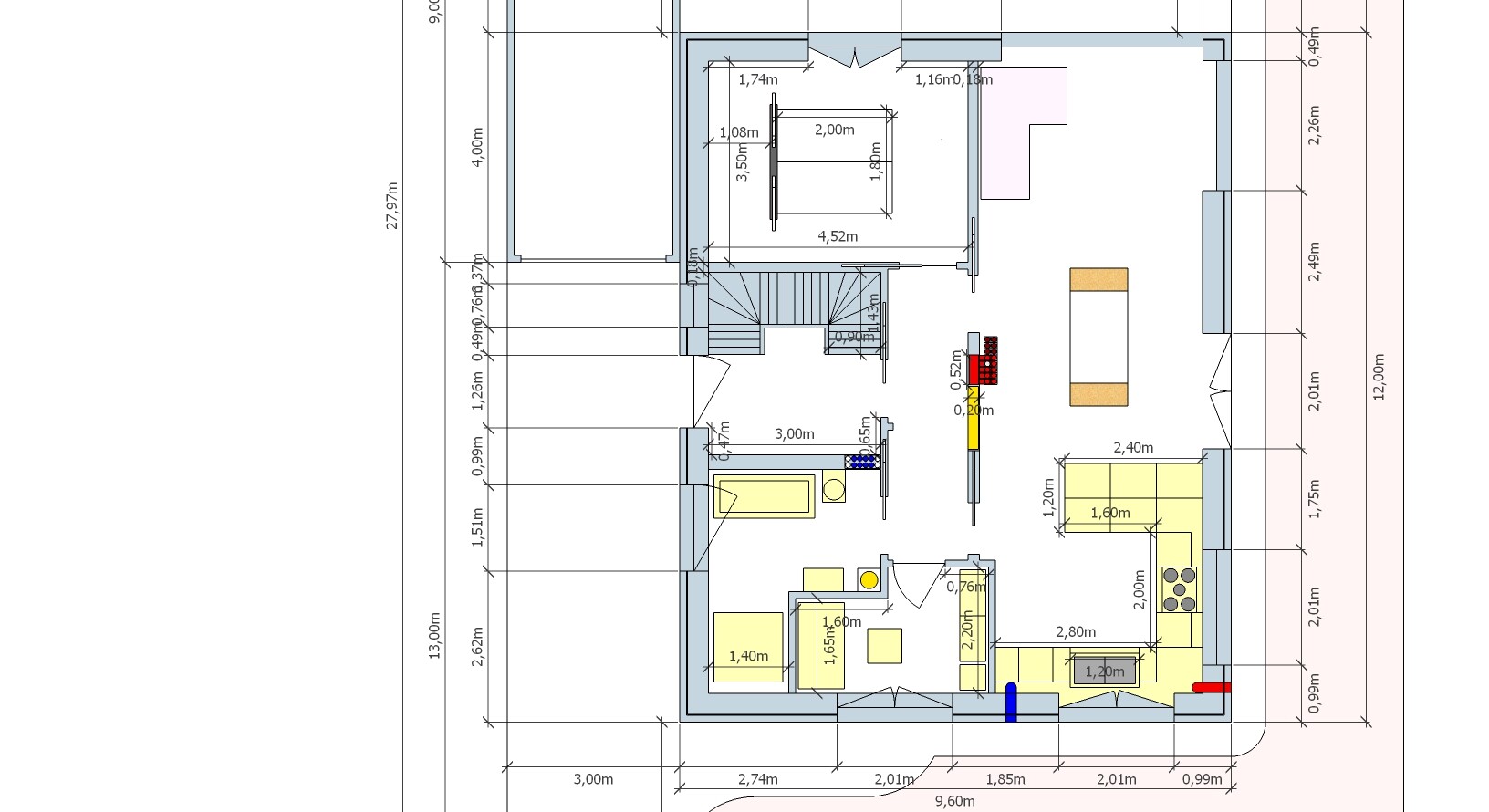 Grundriss eines Hauses mit Küche, Essbereich, Treppe und Möbeln sowie Maßangaben.