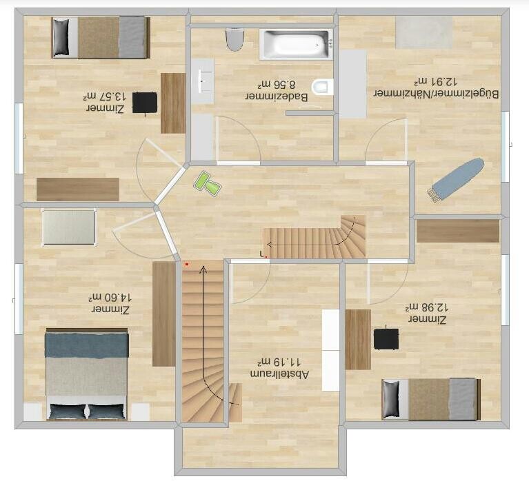 Grundriss eines Hauses mit Treppe, Flur, mehreren Zimmern, Bad und Abstellraum.