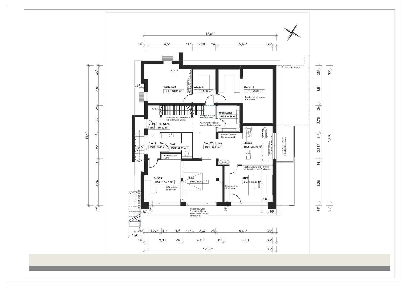 Schwarzweiß-Grundriss eines Hauses mit mehreren Räumen, Fluren, Kellern und Nordpfeil.