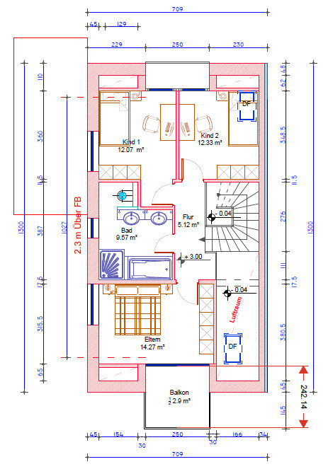 Grundriss eines Obergeschosses: Elternzimmer, zwei Kinderzimmer, Bad, Flur, Balkon, Treppe.