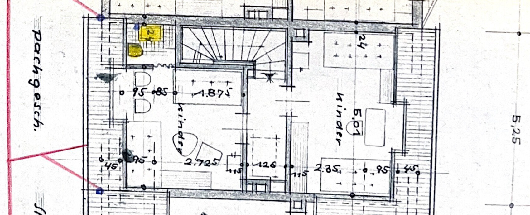 Grundriss eines Gebäudes mit zentraler Treppe, umliegenden Räumen und Balkonen.