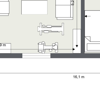 2D-Grundriss eines Innenraums mit Möbeln, Tisch, Stühlen und Türen im Plan