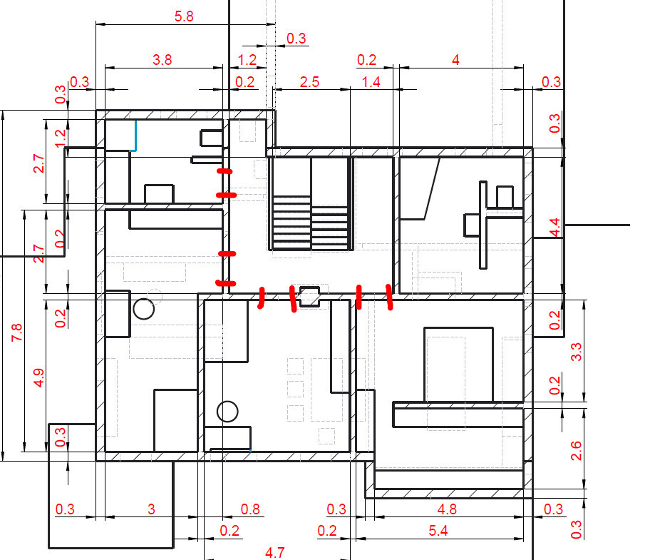 Grundriss eines Hauses mit Innenräumen, Treppen und Maßangaben in Rot.