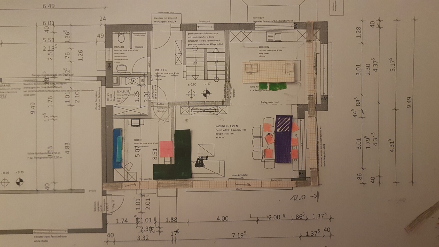 Grundriss einer Wohnung: offener Wohn- und Essbereich mit Küche und farbigen Möbeln.