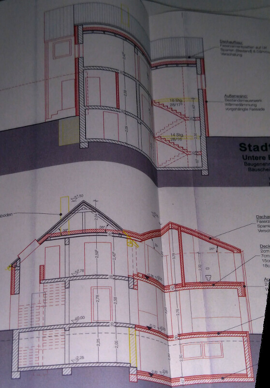 Architektur-Schnitt eines mehrstöckigen Hauses mit Dachstuhl, Treppen und roter Linienzeichnung.