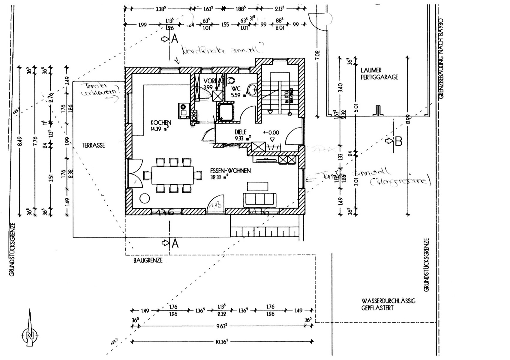 Grundriss eines Hauses: Küche, Essen-Wohnen, Diele, Vorraum, WC, Terrasse und Garage.