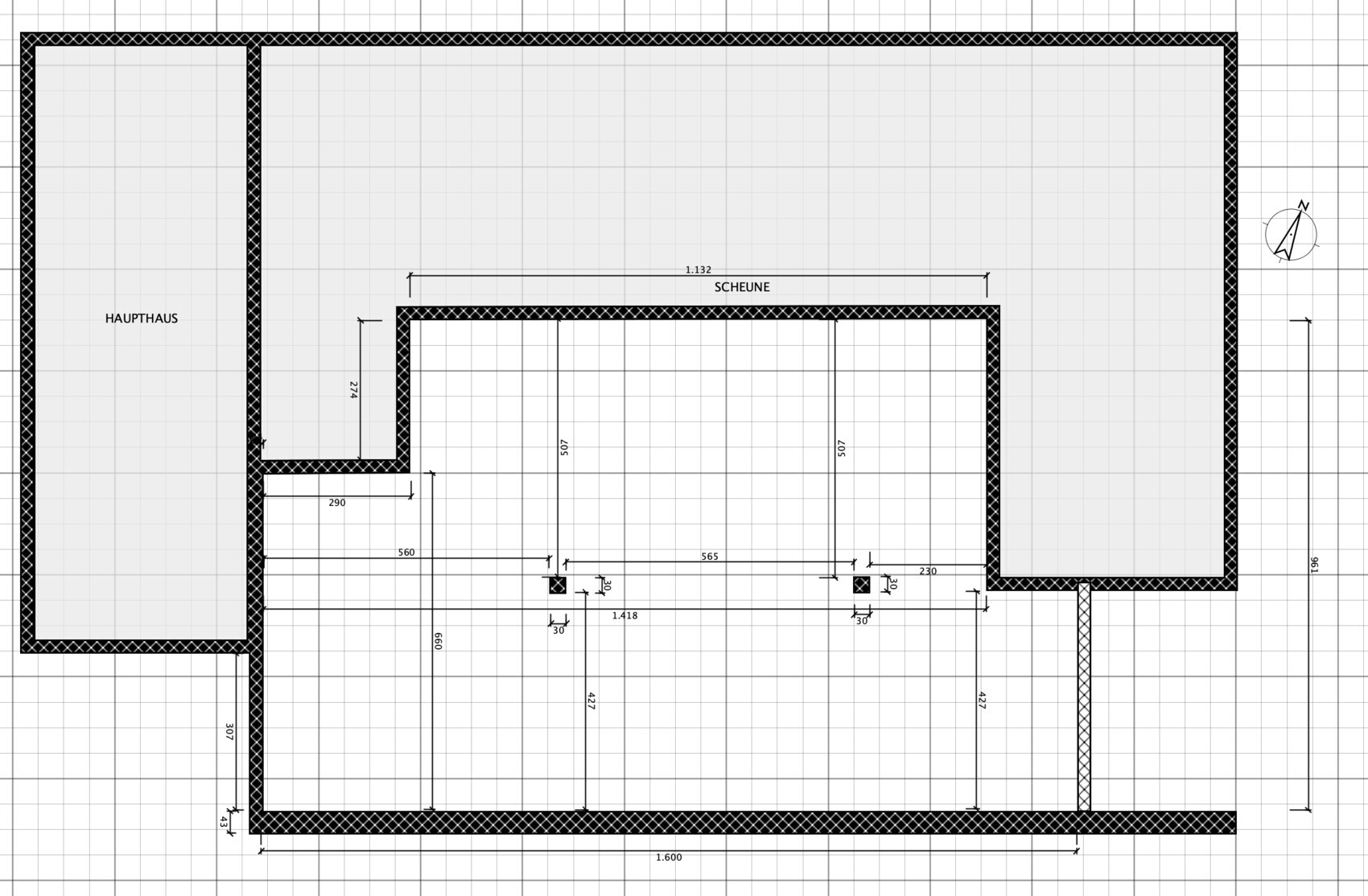 Grundriss eines Gebäudekomplexes: links Haupthaus, mittig Scheune, dicke Außenmauern.