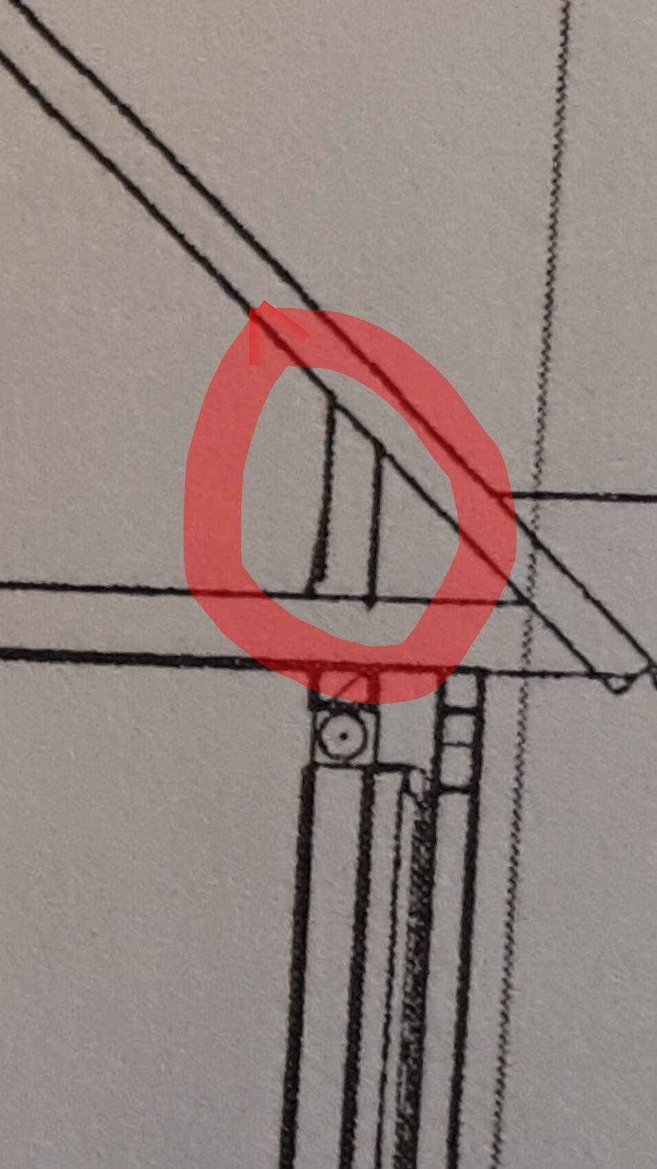 Technische Zeichnung mit diagonalen Linien, Kante und rot markiertem Bereich.