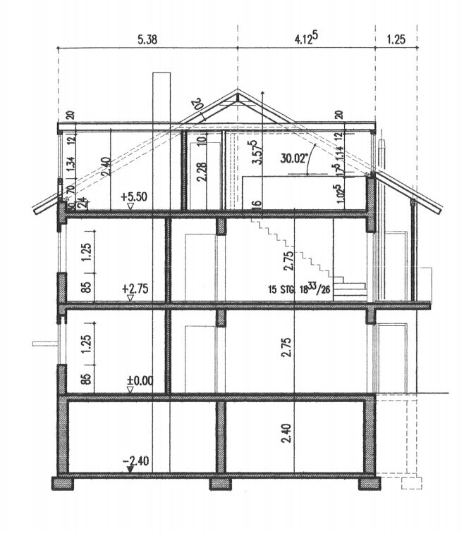 Querschnitt eines mehrstöckigen Hauses mit Treppe, Dachstuhl und Maßangaben