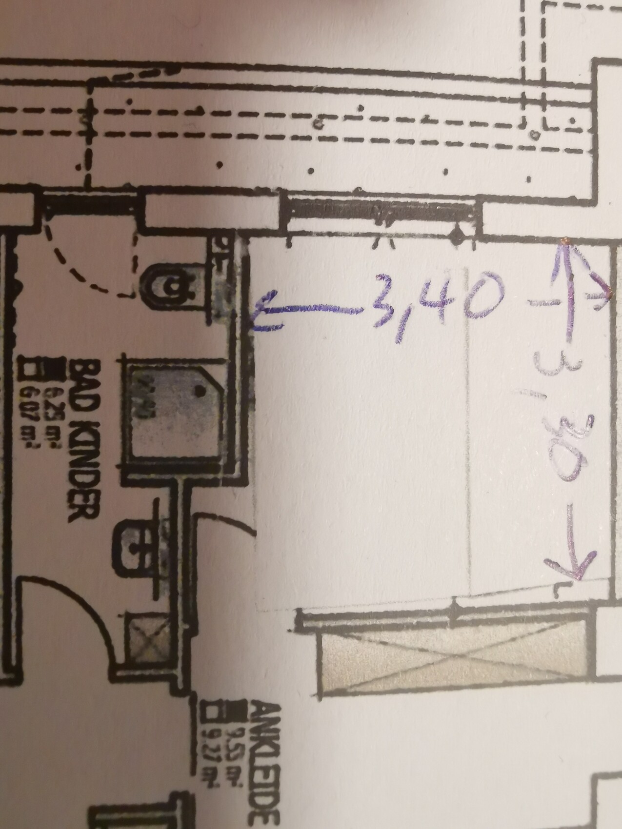 Detaillierter Grundriss eines Badezimmers mit Sanitäranlagen und Türen.