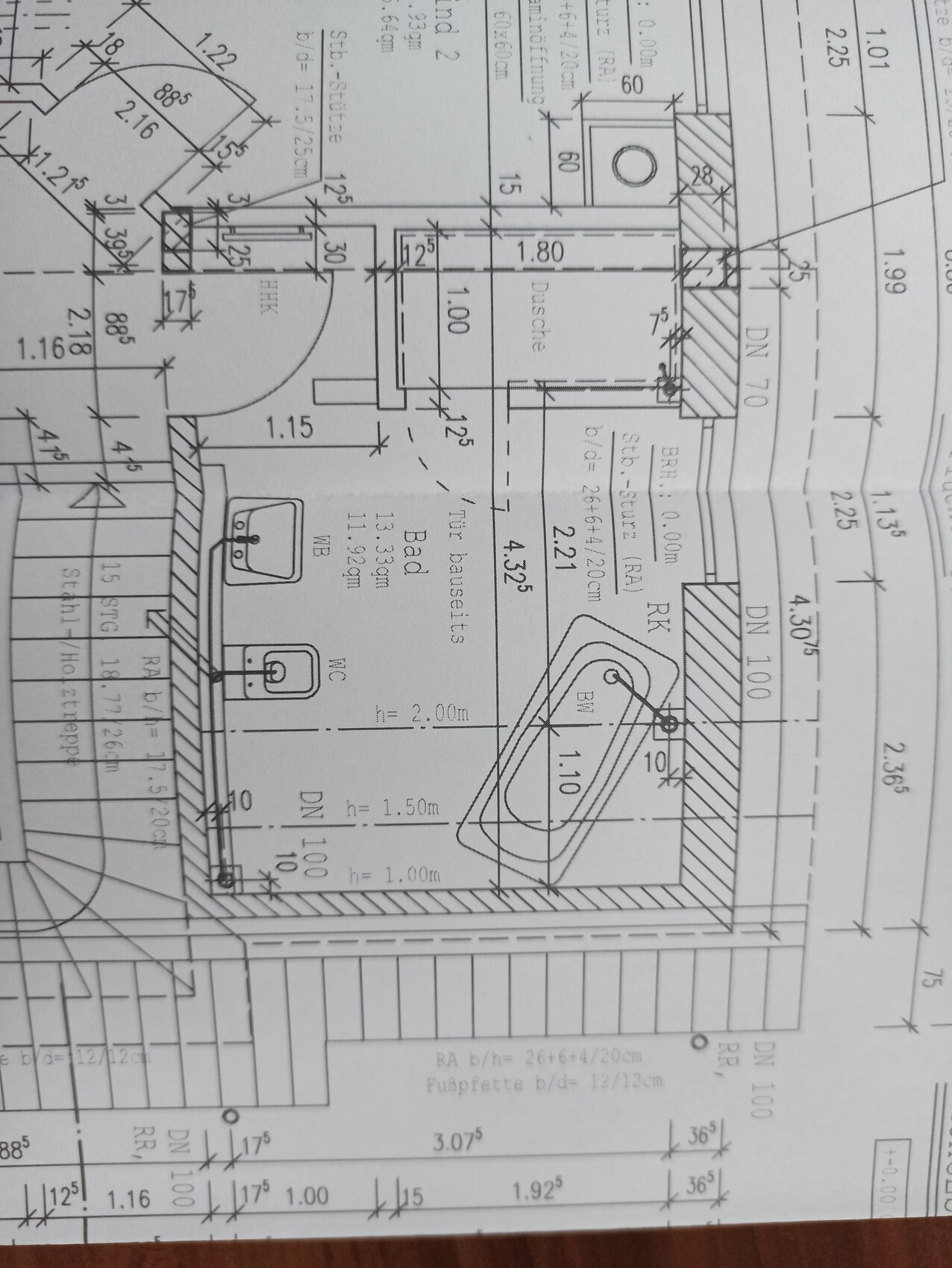 Architektenplan: Badezimmer mit Toilette, Waschbecken, Badewanne, Türen, Maßlinien