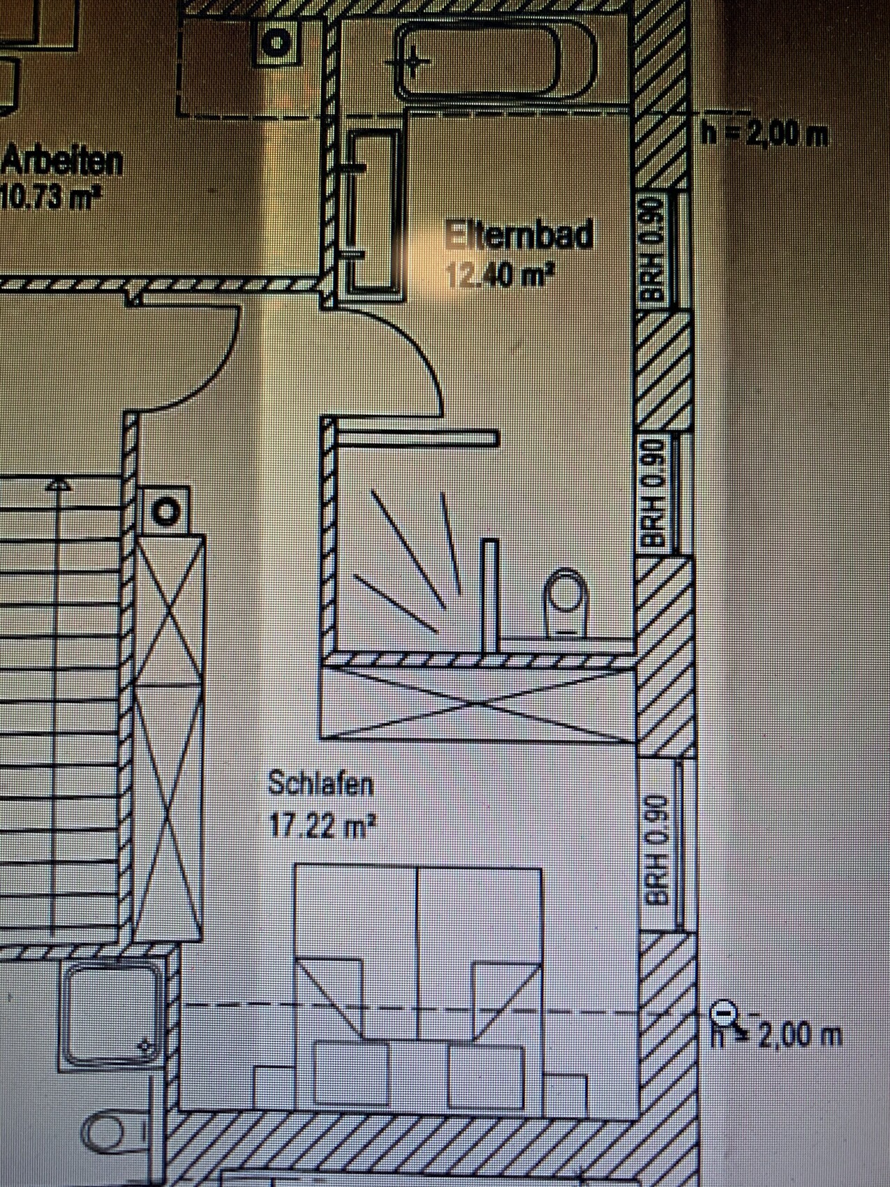Grundriss eines Wohnungsplans: Elternbad, Schlafen und Arbeiten, Türen und Badewanne sichtbar.