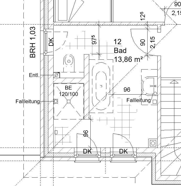 Grundriss eines Badezimmers mit Badewanne, Toilette, Waschbecken und Türen
