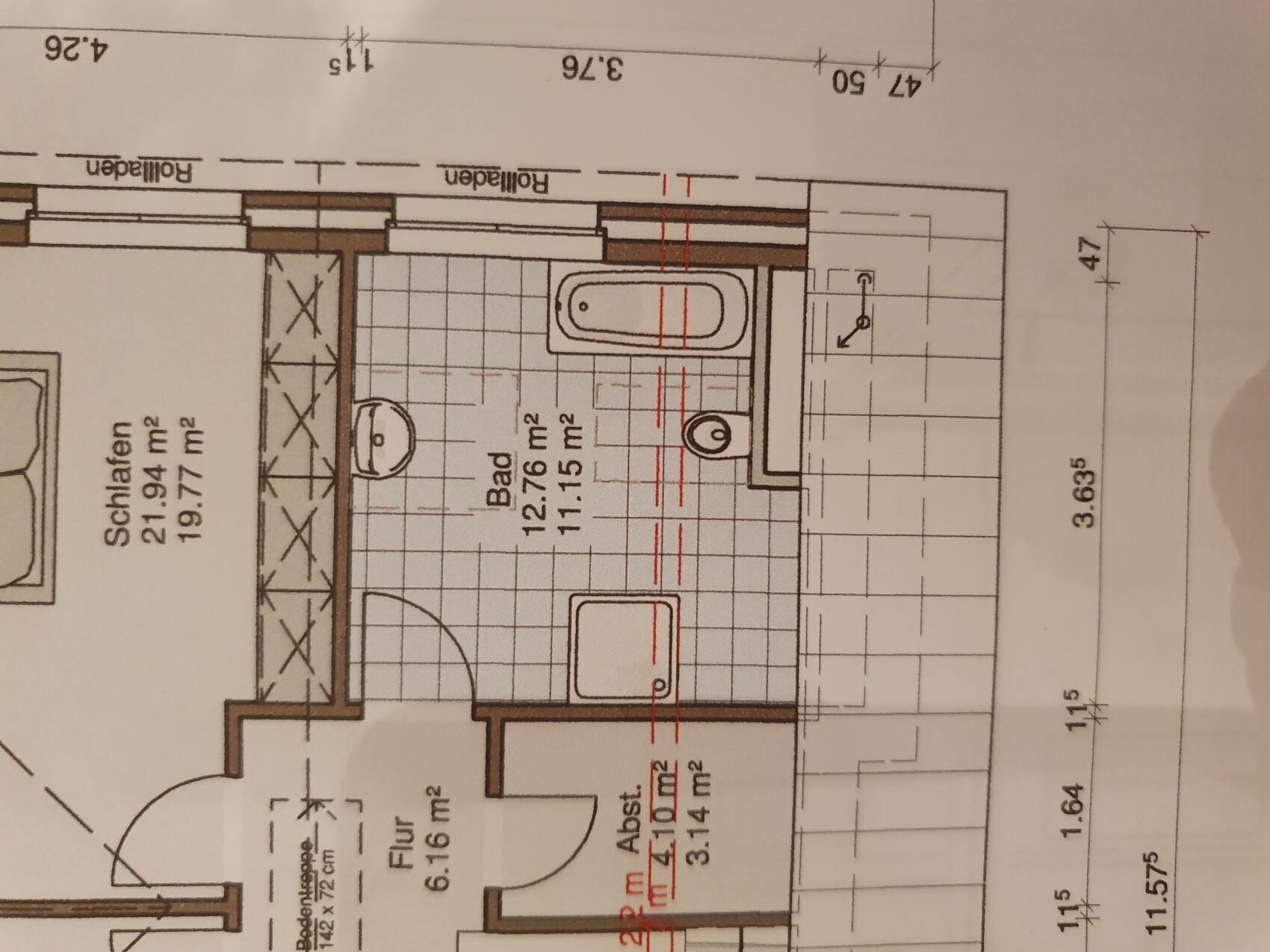 Badezimmer Grundriss mit Badewanne, Waschbecken und Toilette auf Fliesen