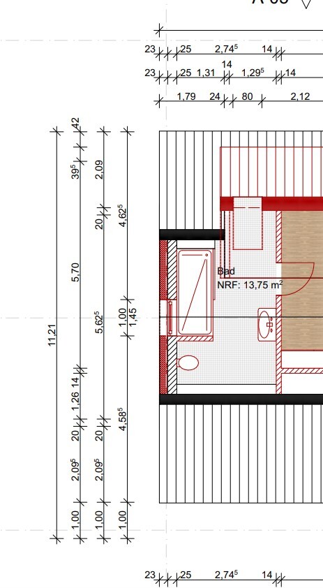 Grundriss eines Badezimmers mit Badewanne, Toilette und Waschbecken; NRF: 13,75 m².