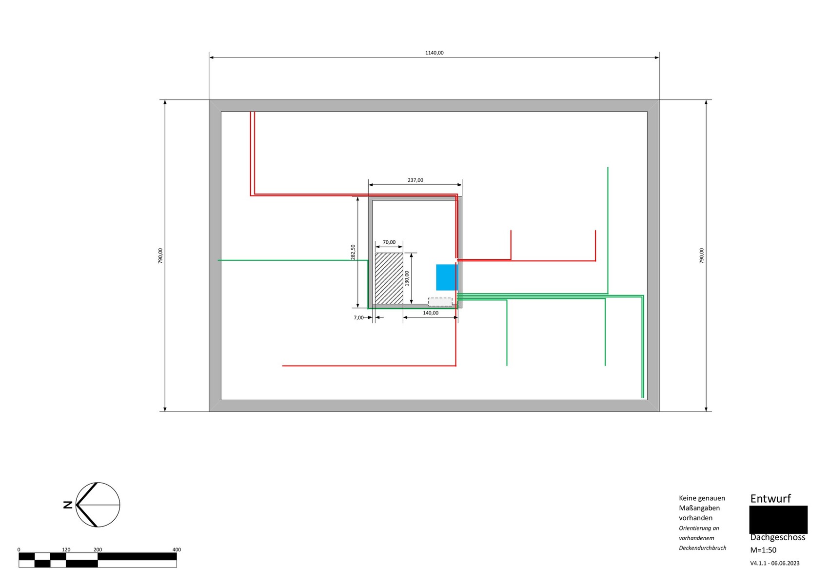 Architektur-Grundriss Dachgeschoss mit Maßlinien, farbigen Leitungen (rot/grün) und zentraler Schacht.