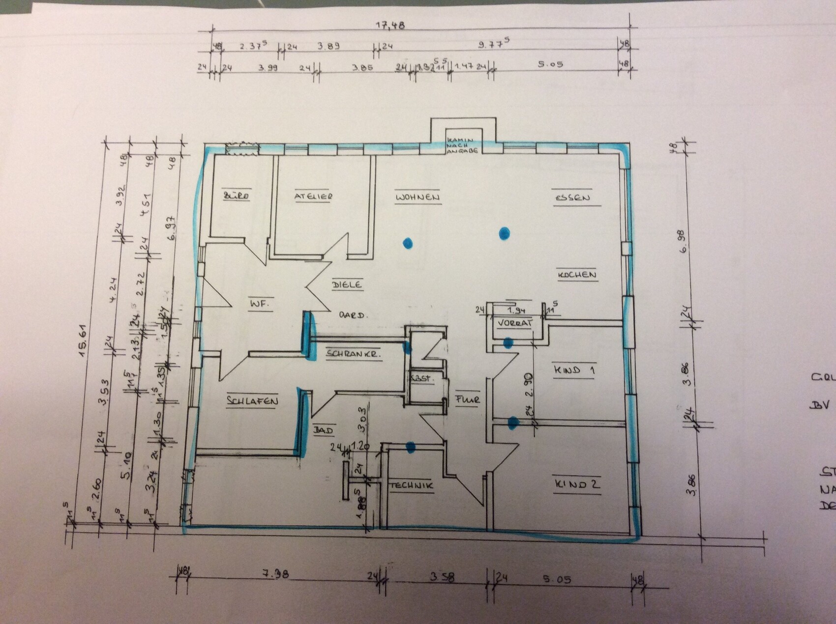 Grundriss eines Hauses mit Wohnen, Essen, Küche, Schlafen, Kind 1, Kind 2, Bad, Flur.