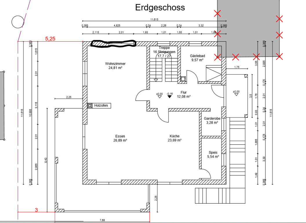 Grundriss Erdgeschoss: Wohnzimmer, Essen, Küche, Flur, Gäste-Bad, Treppe, Holzofen.