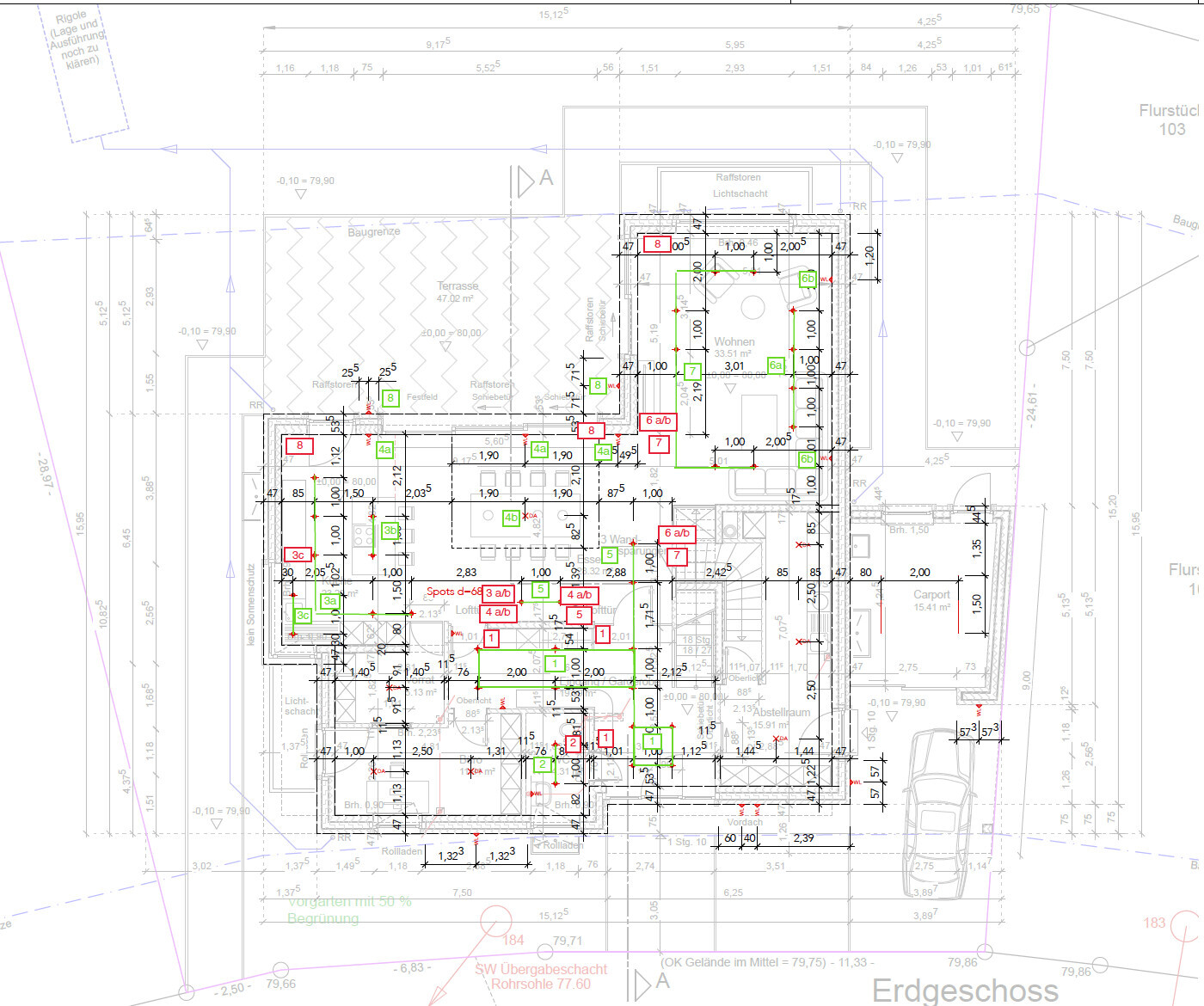 Detaillierter Erdgeschoss-Grundriss eines Hauses mit Maßlinien, Wänden, Türen und Installationen.