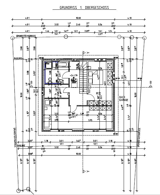 Grundriss des 1. Obergeschosses: architektonischer Bauplan mit Maßen, Wänden, Treppen und Zimmern.