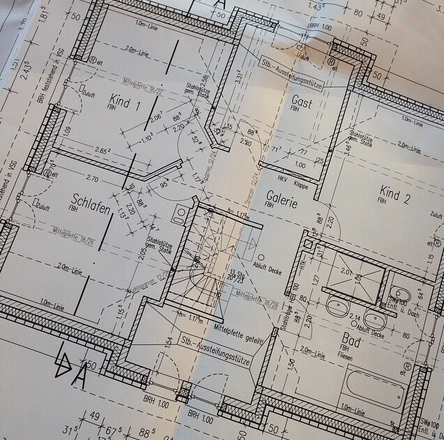 Architekten-Grundriss eines Hauses mit Schlafen, Bad, Galerie, Gast, Kind 1 und Kind 2.