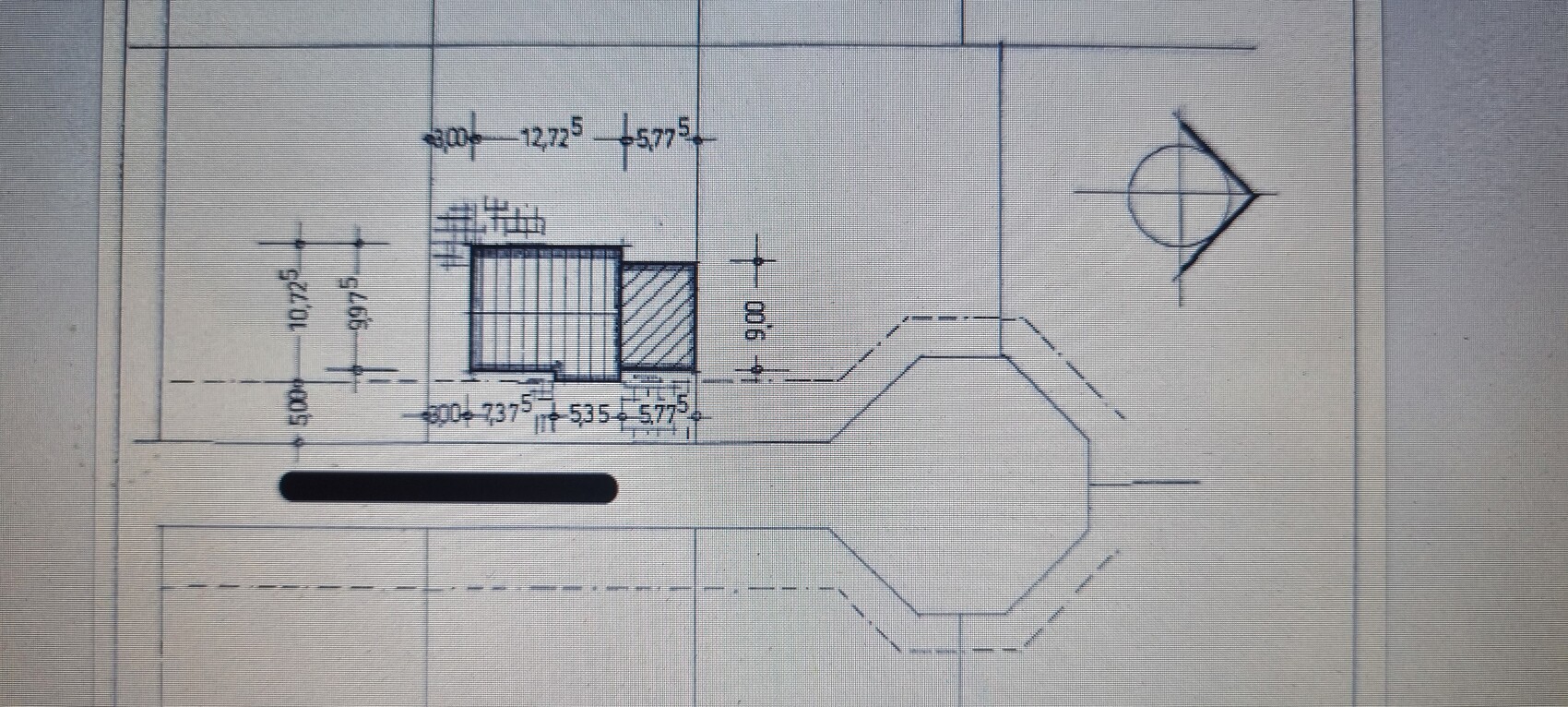 Technische Zeichnung eines langen Stabs mit quadratischem Block und hexagonalem Endstück.