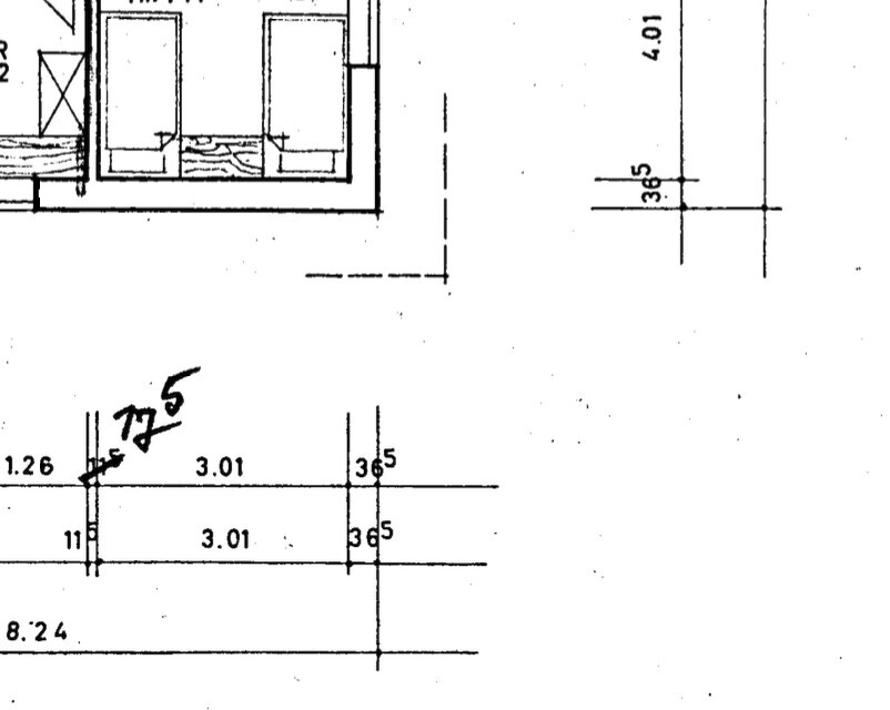 Grundriss eines Architektenplans: Raum mit zwei rechteckigen Möbeln und Maßlinien.