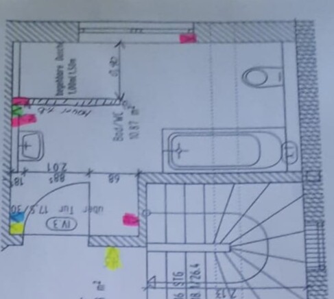 Detaillierter Grundriss eines Badezimmers mit Badewanne, Toilette und Waschbecken