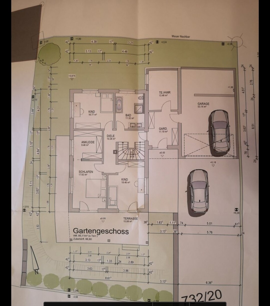 Grundriss eines Einfamilienhauses mit Garage, Terrasse und Garten.