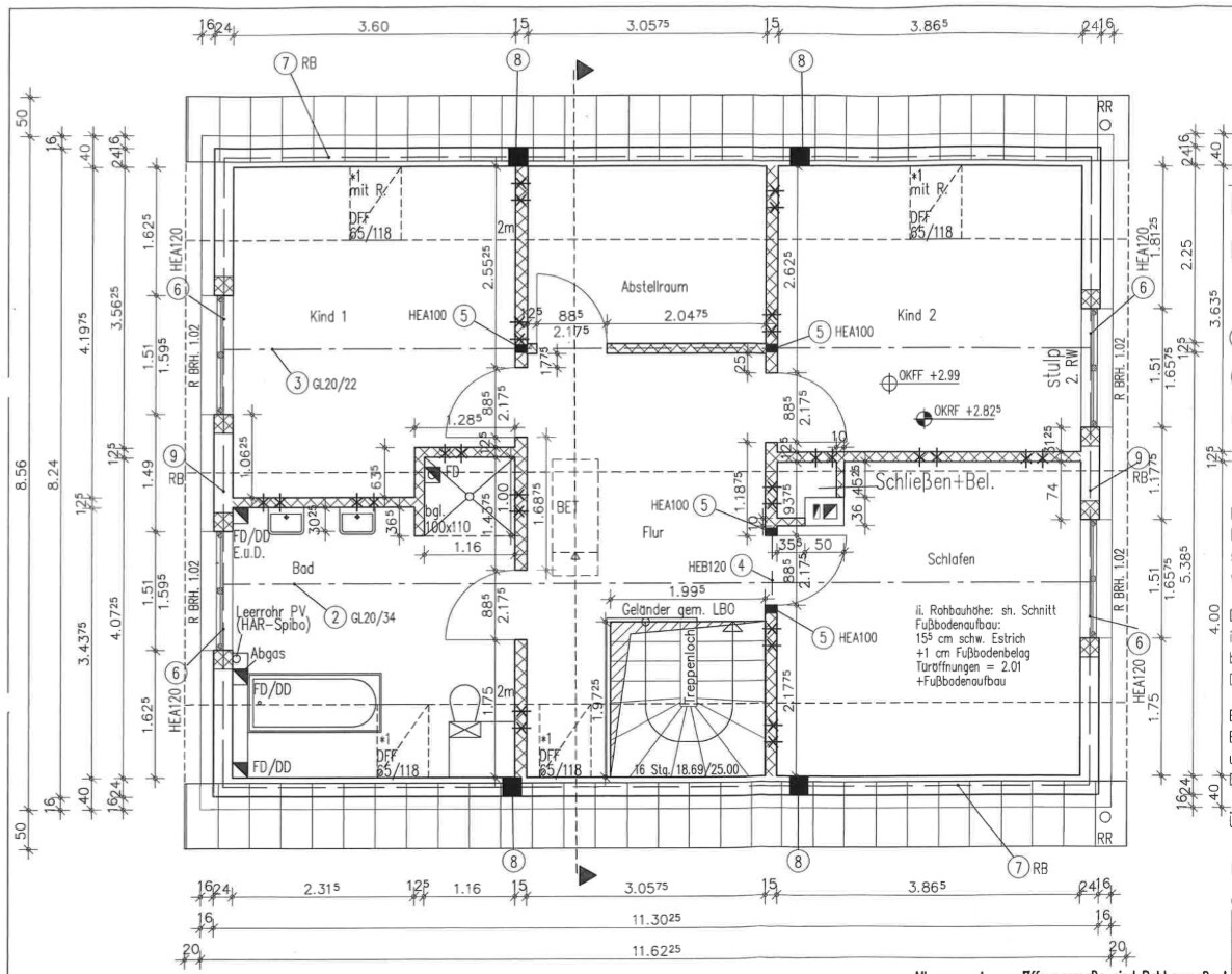 Grundriss eines Hauses: zwei Kinderzimmer, Bad, Flur, Abstellraum, Treppenhaus, Türen und Maße.