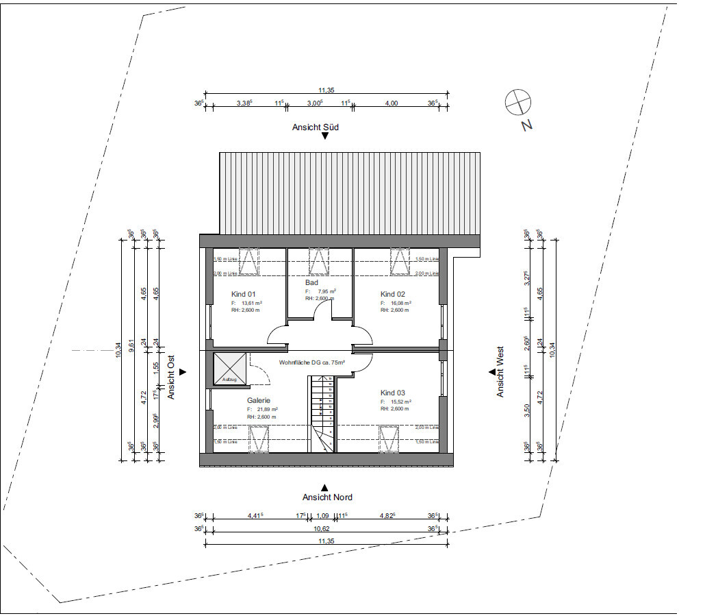 Dachgeschoss-Grundriss mit drei Kinderzimmern, Bad, Galerie und Treppe; Grundstücks-Außenumriss.