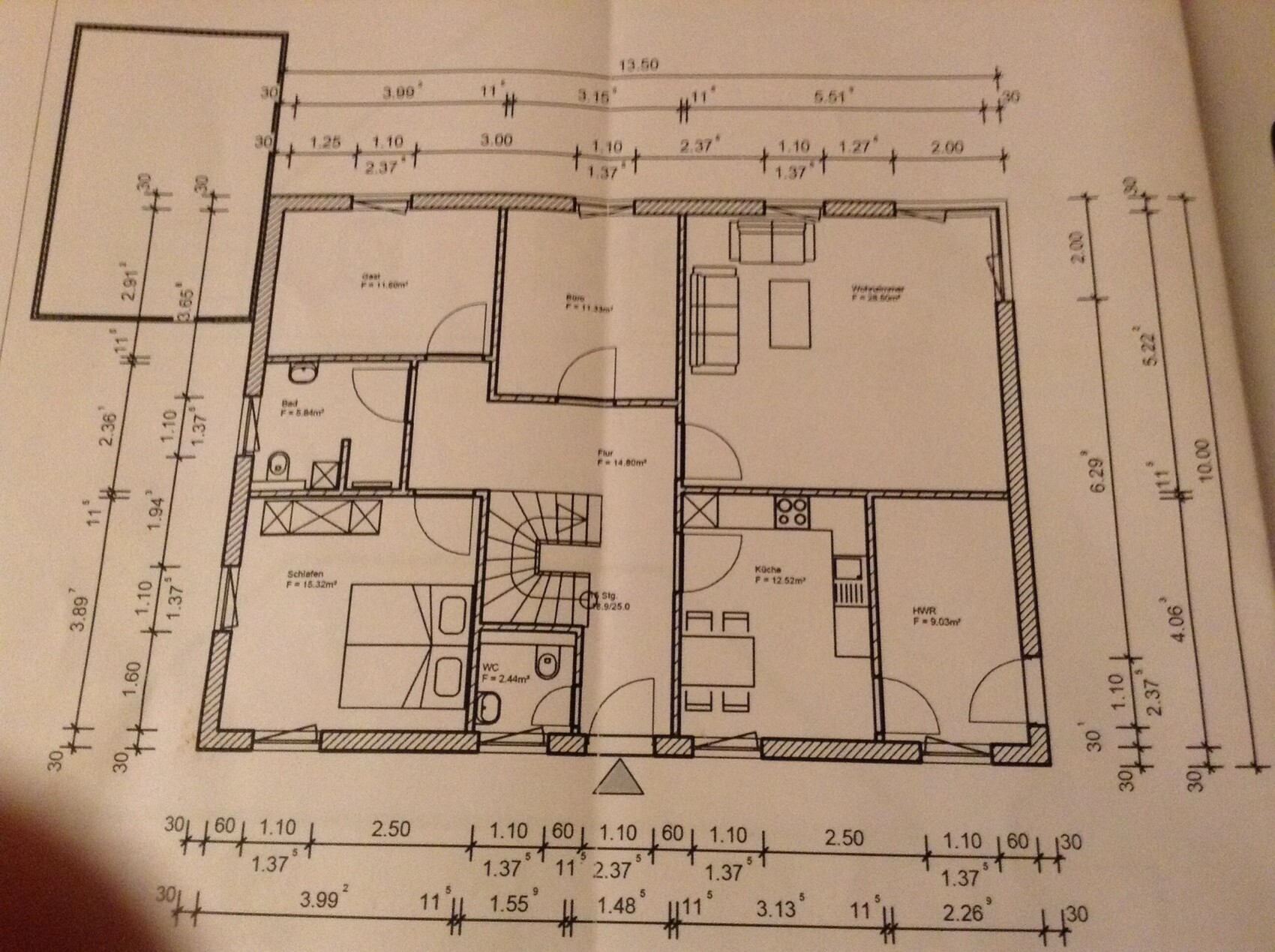 Grundriss eines Einfamilienhauses: Schlafzimmer, Bad, Küche, Wohnen, Flur und Treppe.