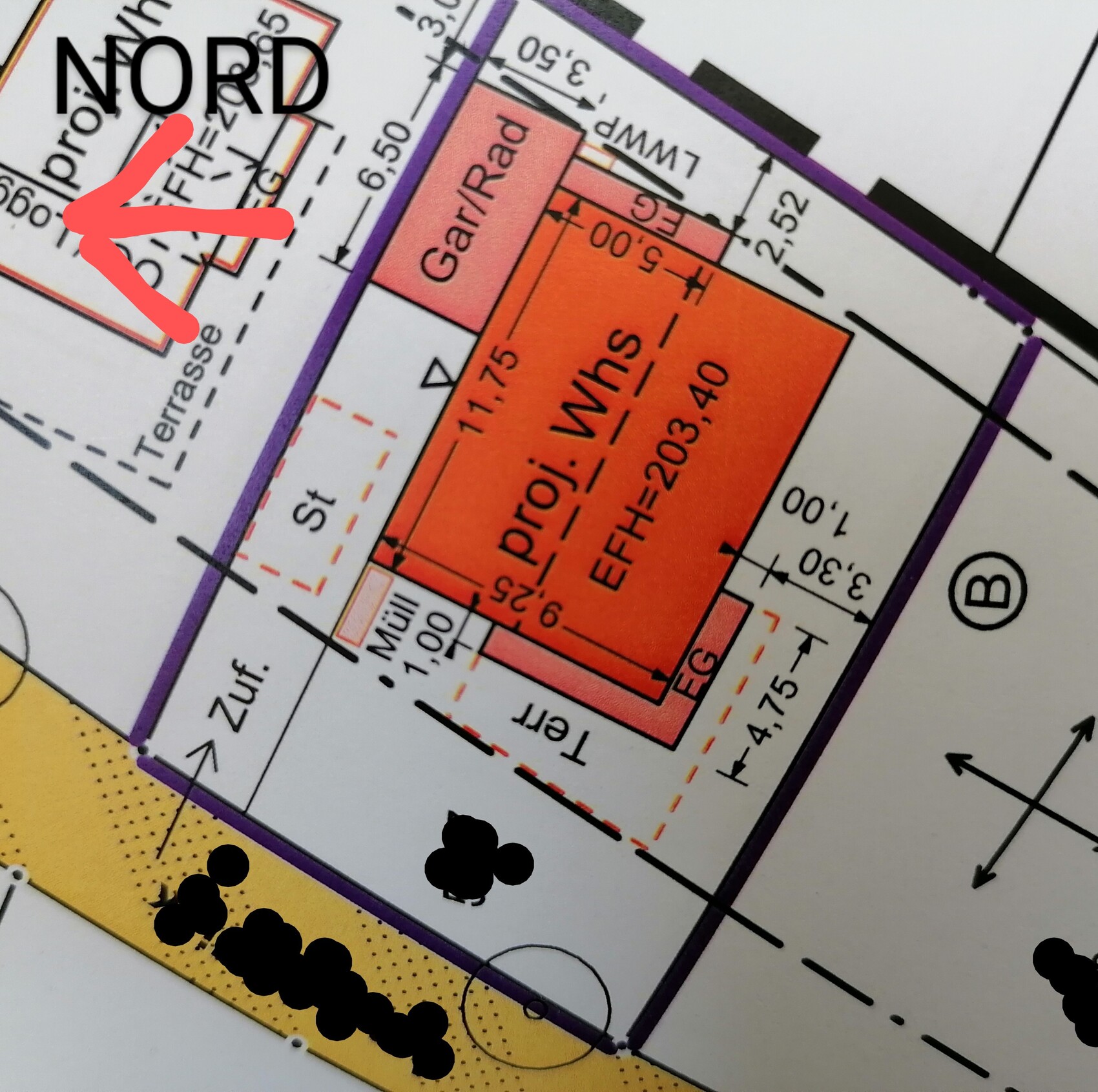 Lageplan eines Baugrundstücks mit orangefarbenem Gebäudeblock, Nordpfeil, Maßlinien und Grenzflächen.