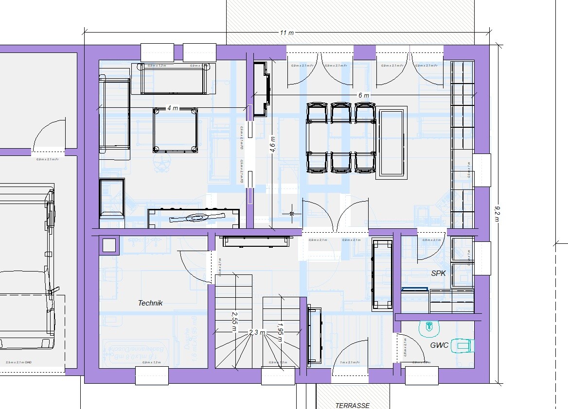 Grundriss eines Wohn- und Technikbereichs mit Treppenhaus, Terrasse und Möbeln.