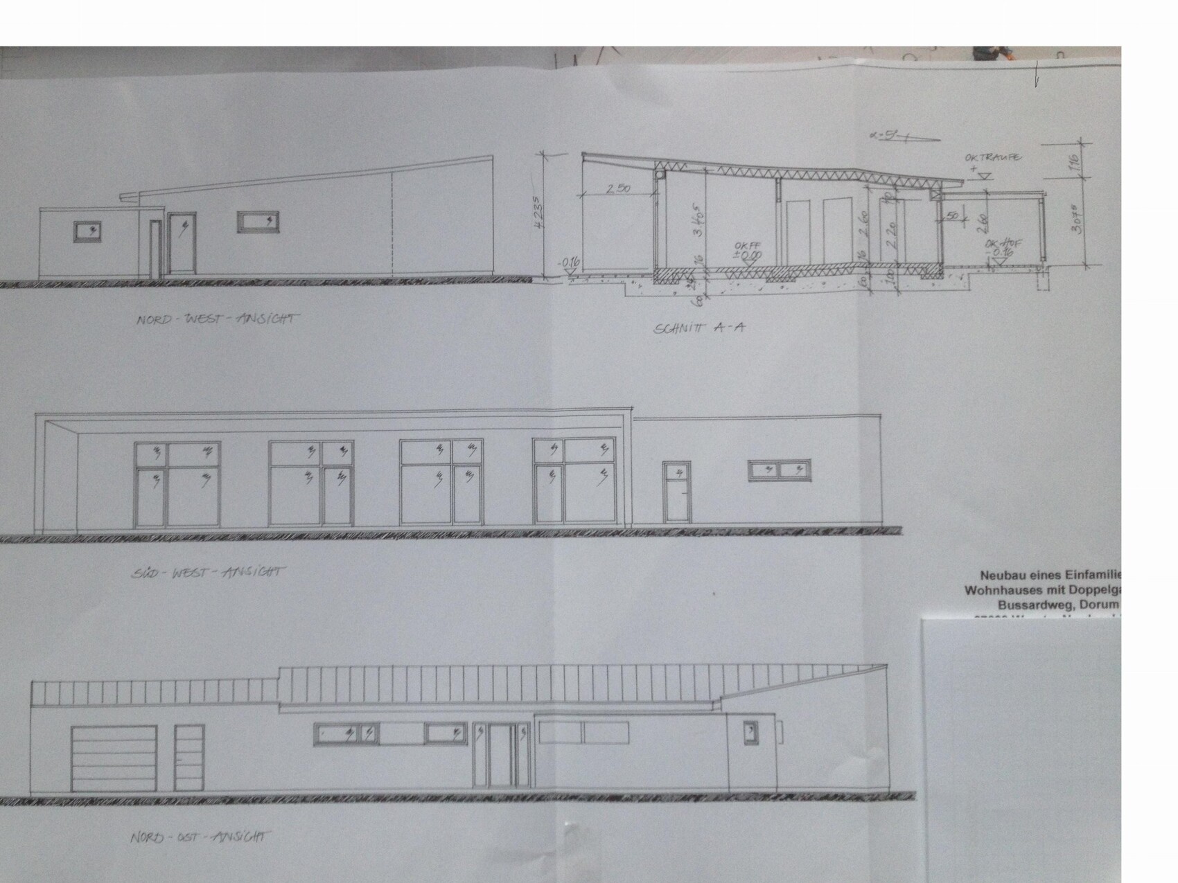 Architekturplan eines Einfamilienhauses: Nordwest- und Südwest-Ansichten mit Türen und Fenstern.