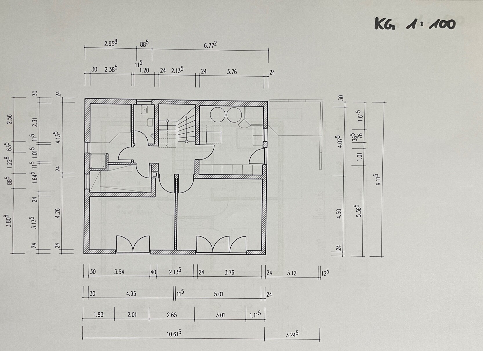 Grundrissplan eines Hauses im Maßstab 1:100 mit Wänden, Türen, Treppen und Maßlinien.