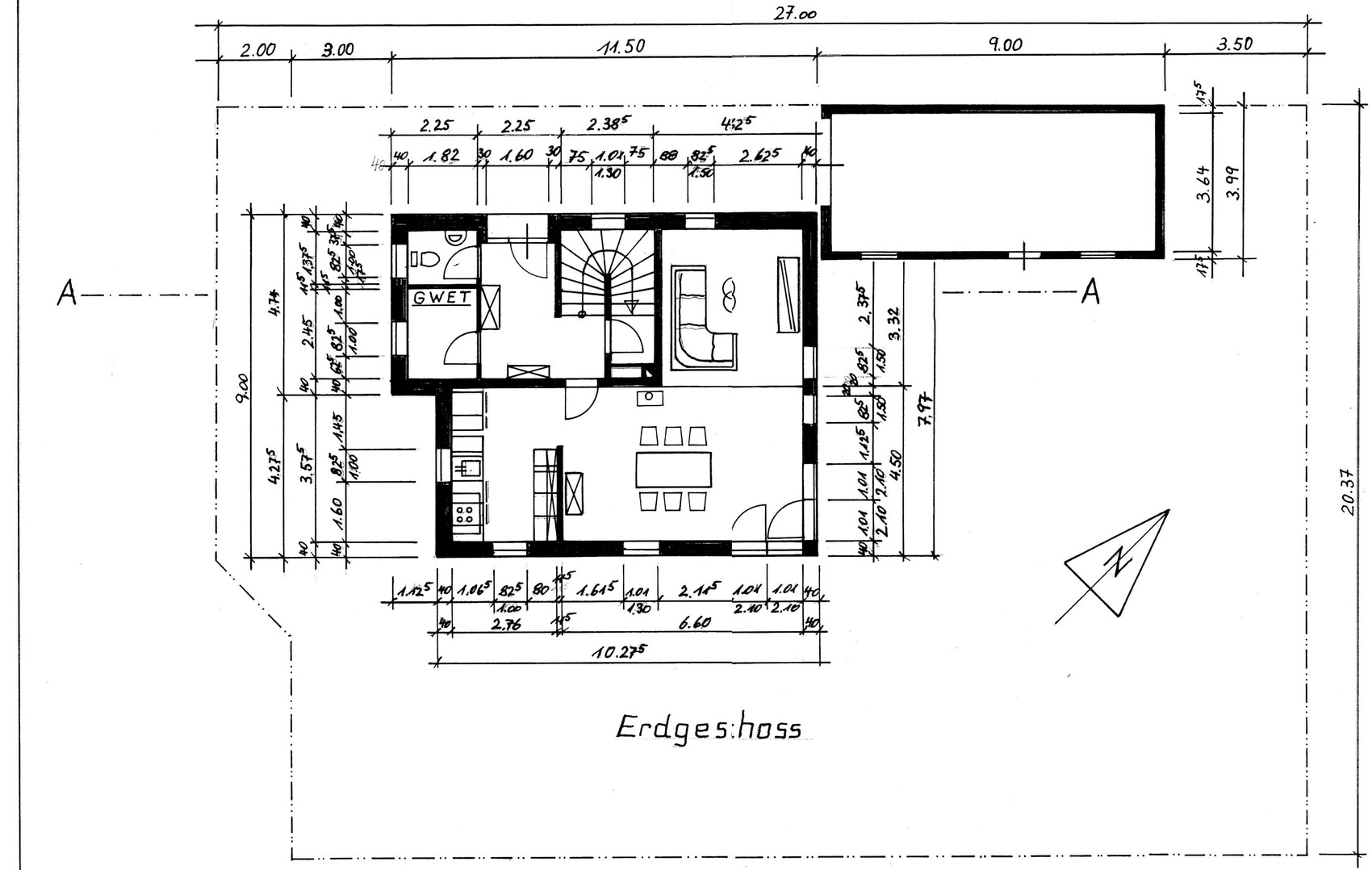 Grundriss des Erdgeschosses eines Hauses mit Küche, Essecke, Wohnbereich, Treppenhaus und Anbau.