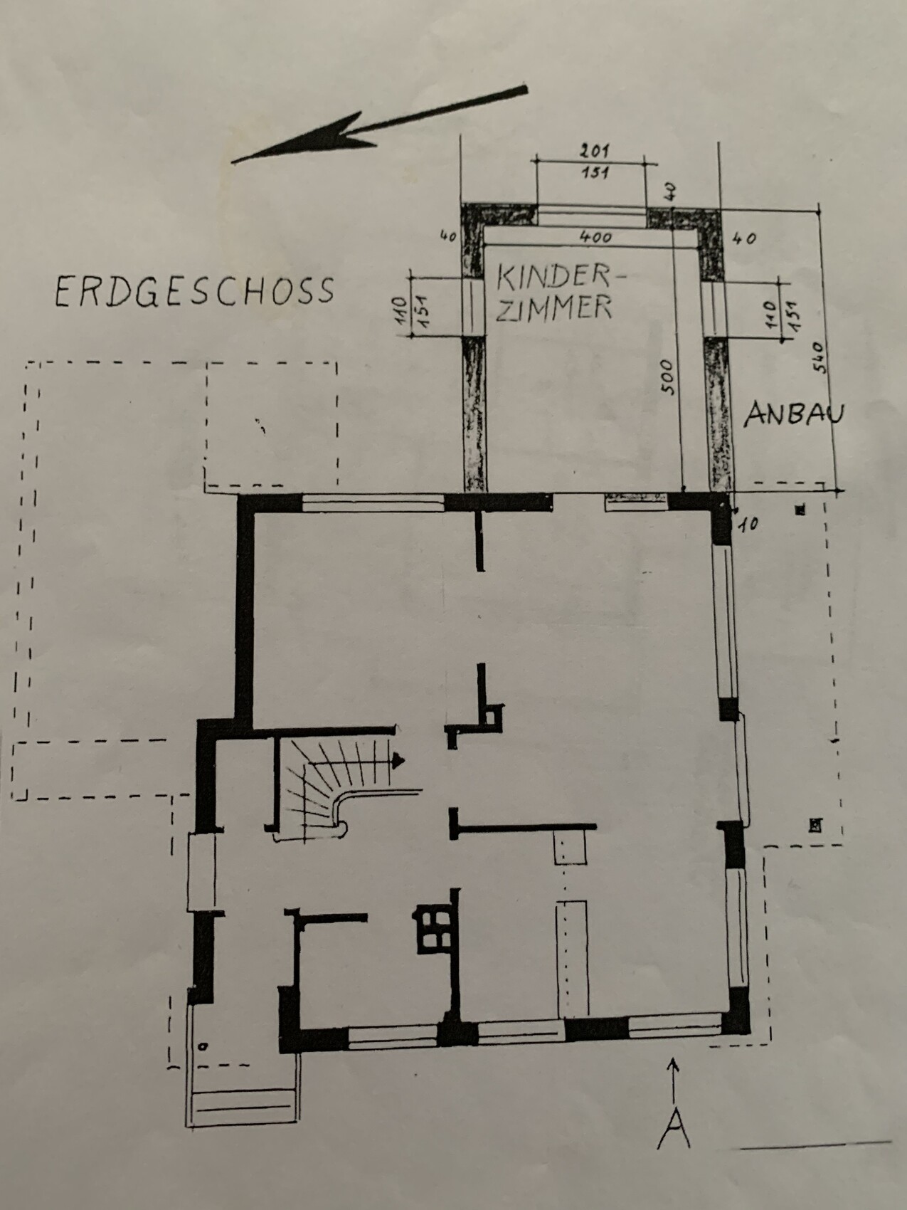Grundriss Erdgeschoss mit Kinderzimmer, Anbau und Treppenhaus.