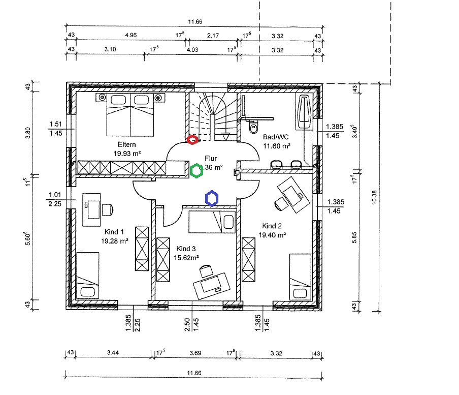 Grundriss eines Hauses: Flur verbindet Elternzimmer, drei Kinderzimmer und Bad/WC, Möbel.