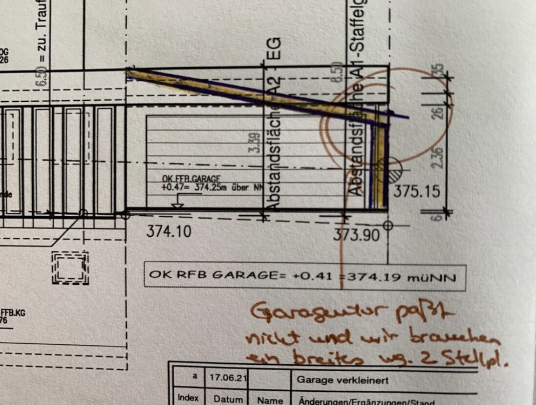 Bauplan einer Garage mit Maßlinien, Stiftstrich und Notiz.