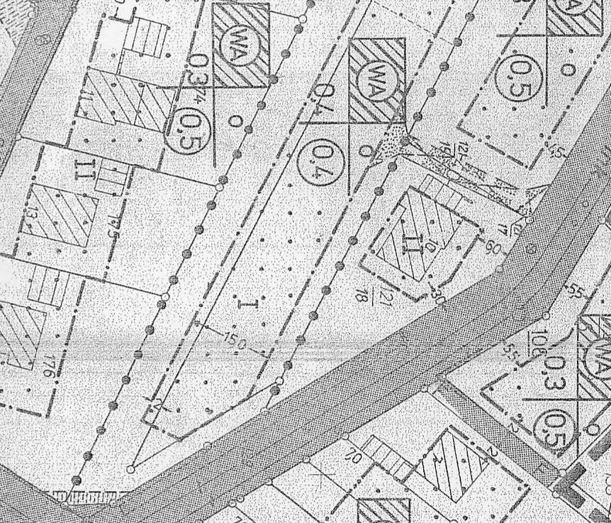 Bauplan: Grundstücksgrenzen, Straßenführung, Maße und Markierungen.