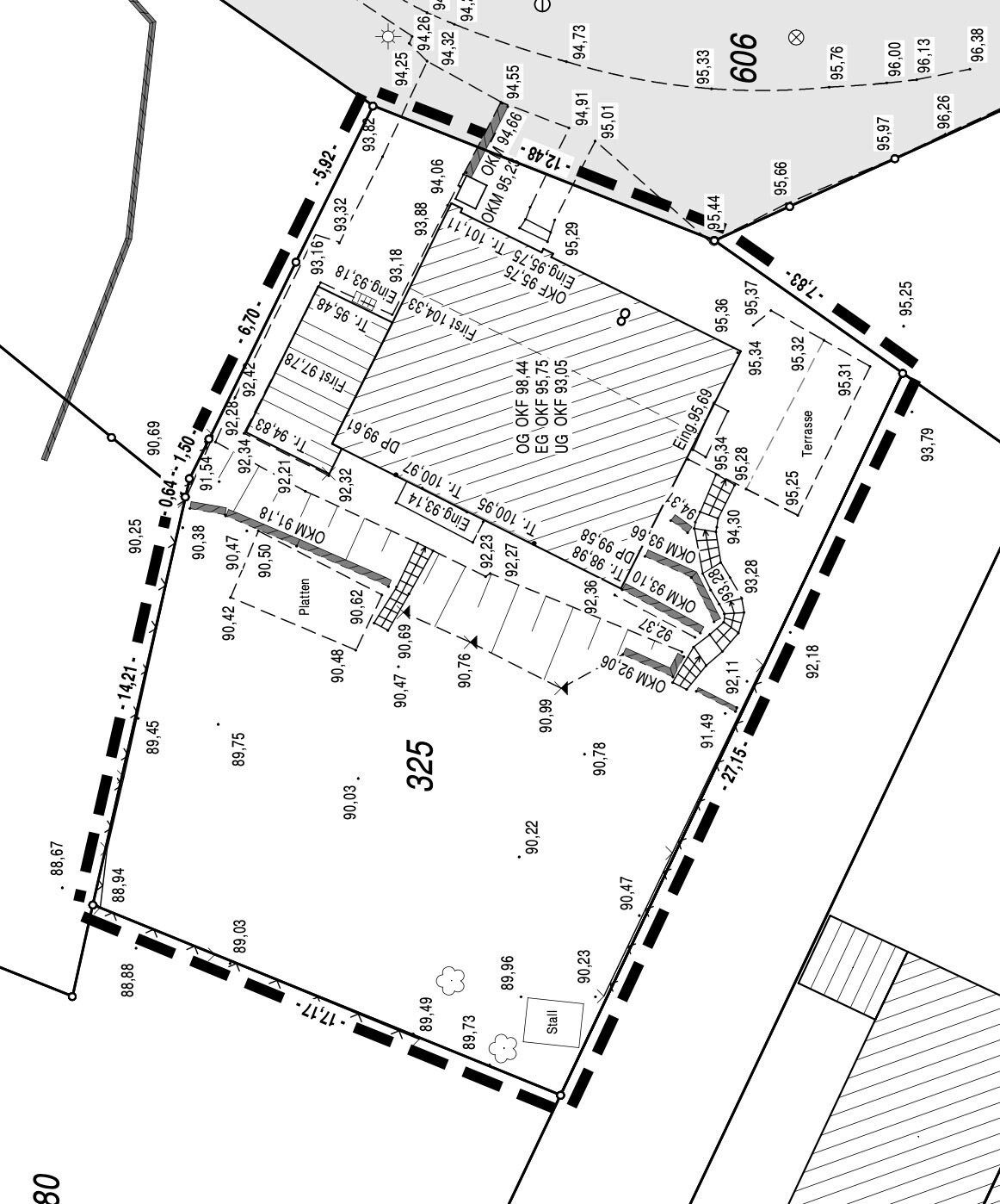 Lageplan eines Baugrundstücks: Gebäude, Zufahrten, Parkplätze und Geländeumrisse.