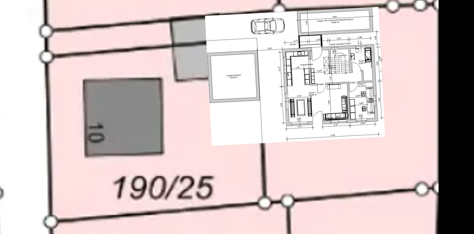 Überlagerter Grundriss eines Hauses mit Raumaufteilung auf rosa Hintergrund, Auto-Symbol.