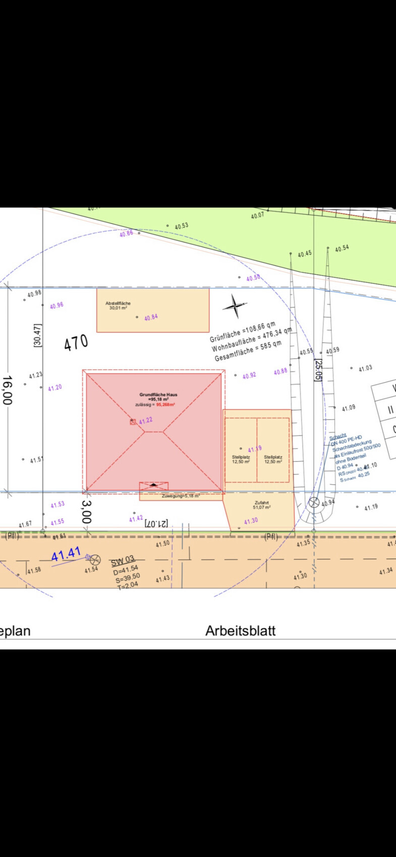 Lageplan eines Grundstücks: roter Hausgrundriss, Zufahrt und Stellplätze.