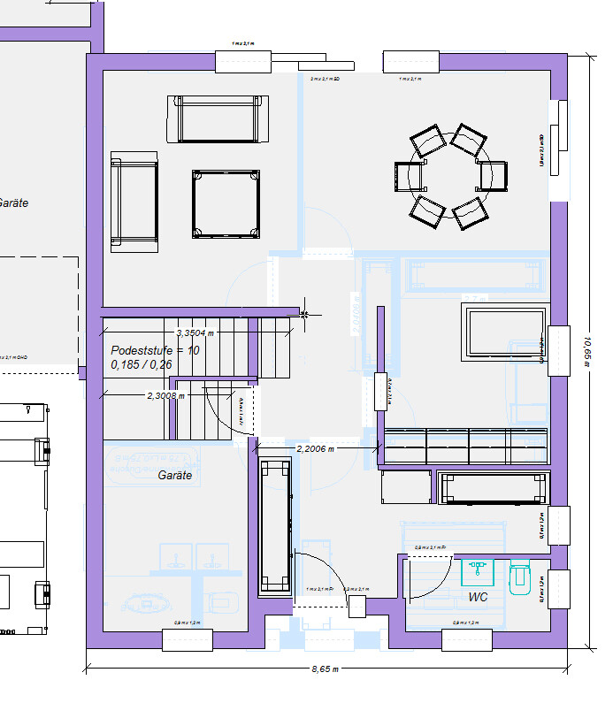 Grundriss eines Hauses: Wohnzimmer mit Sitzgruppe, Esstisch, Treppe, Flur, WC und Garage.