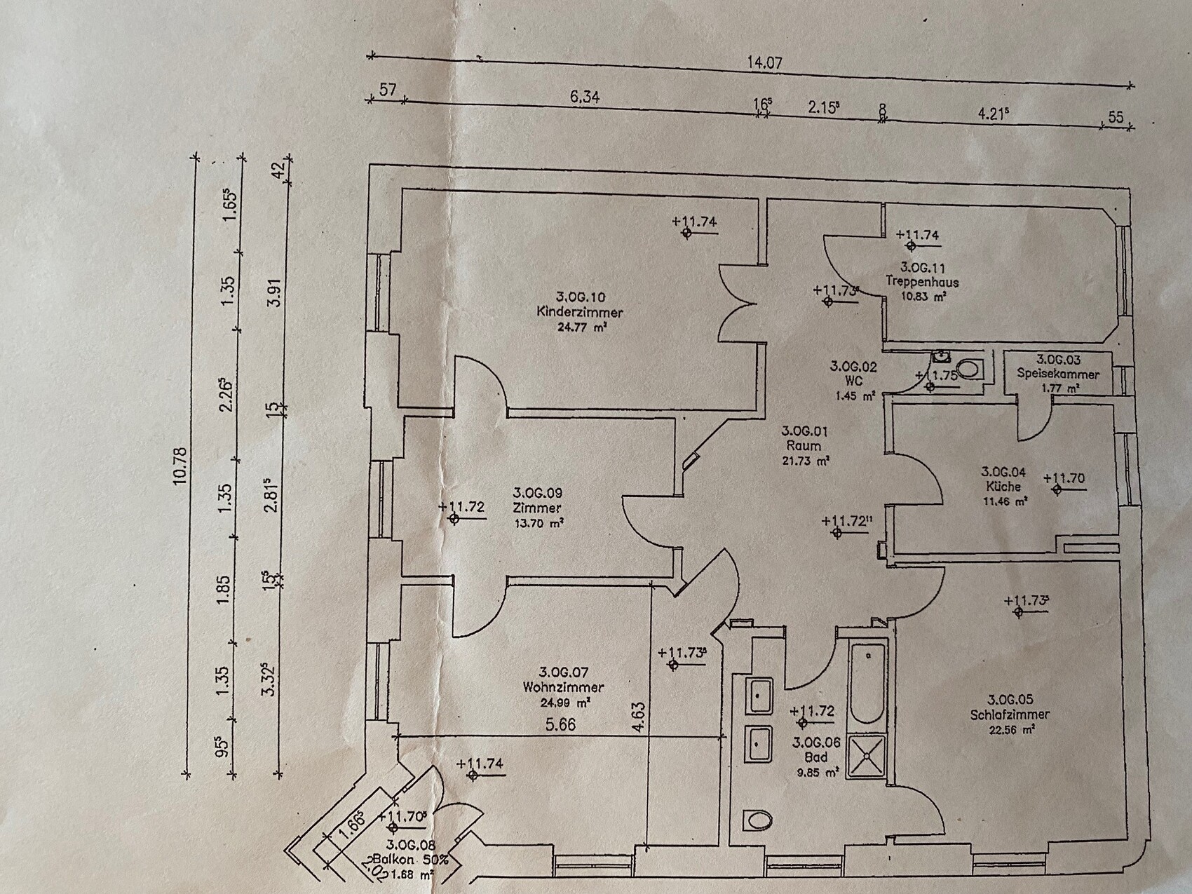 Grundriss eines Wohnungsplans: Zimmer, Küche, Bad, WC, Treppenhaus, Speisekammer.