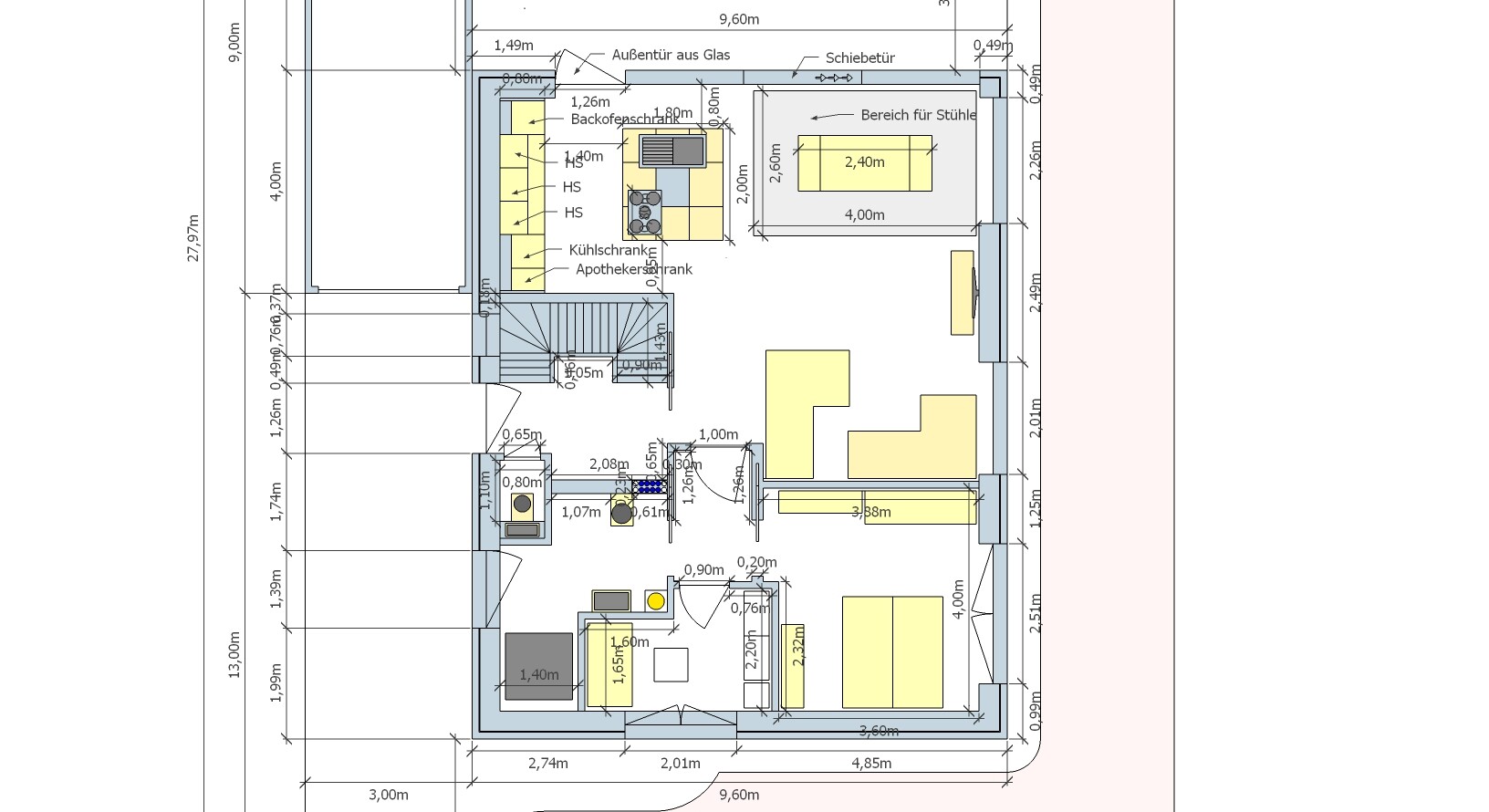 Grundriss eines Wohn- und Küchenbereichs: offene Küche mit Insel, Essecke, Wohnzimmer, Treppenhaus.