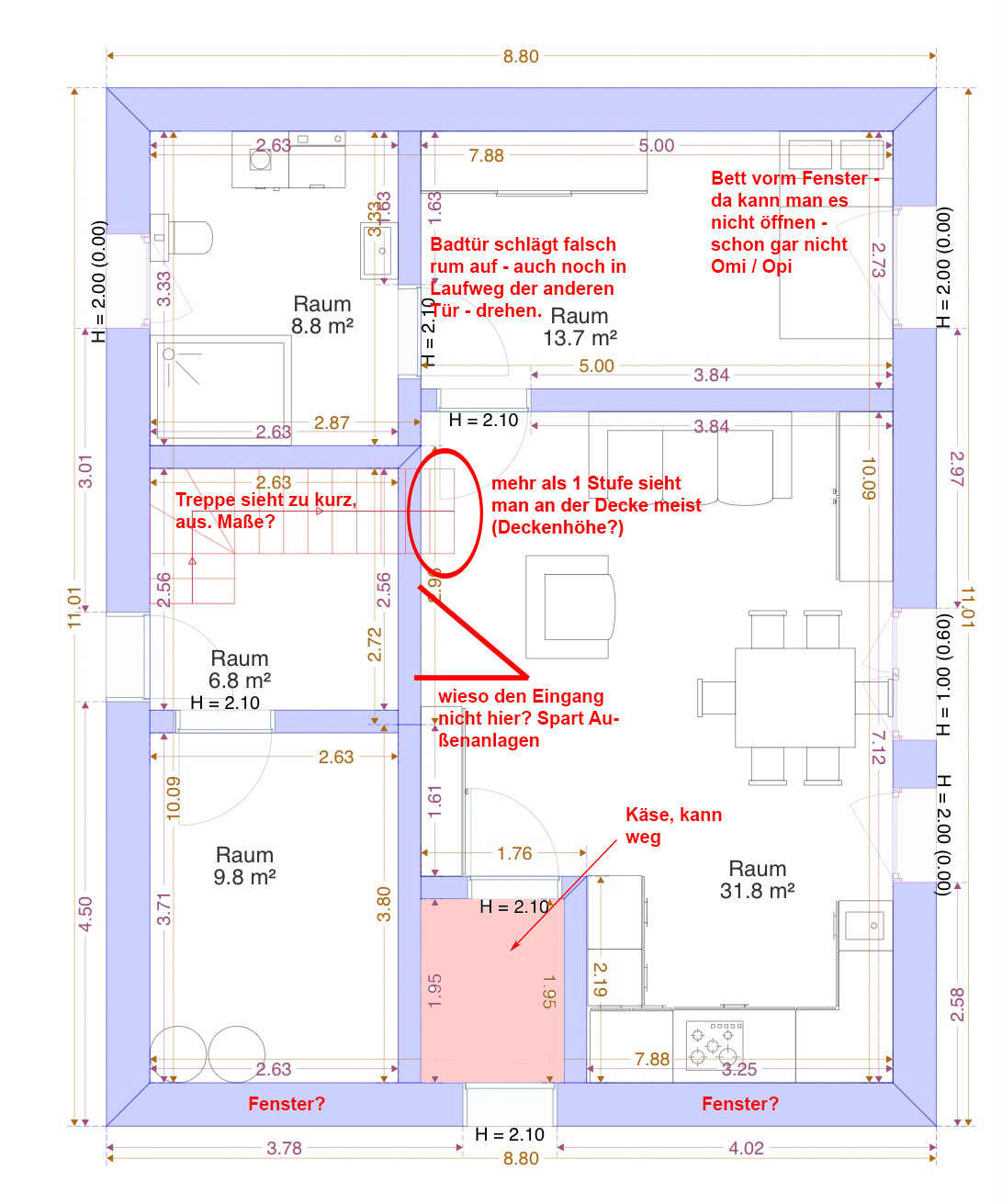 Grundriss einer Wohnung mit mehreren Räumen, Türen, Fenstern und roten Hinweisen.